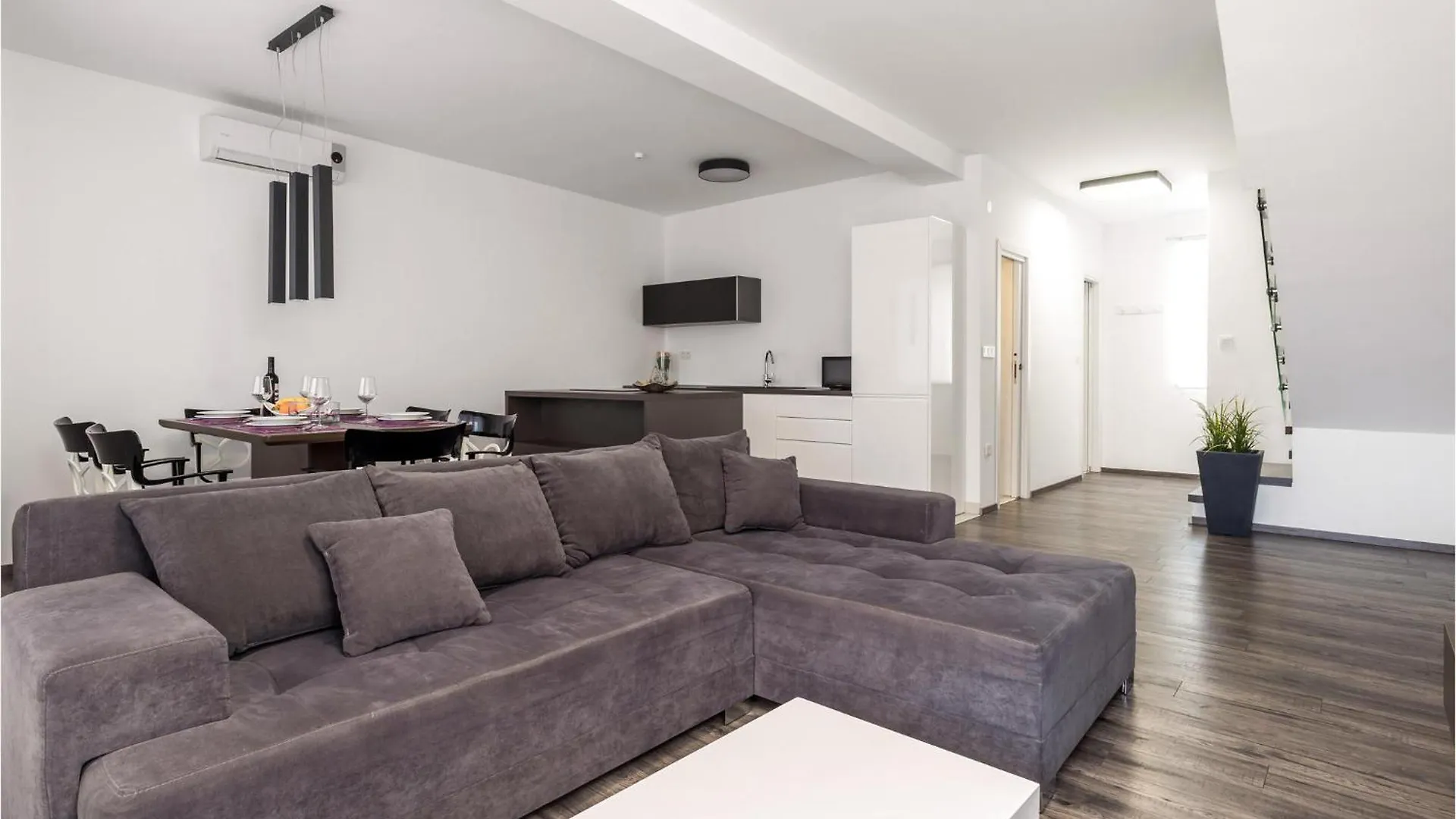 Gorgeous Apartment In Kampor With Kitchen